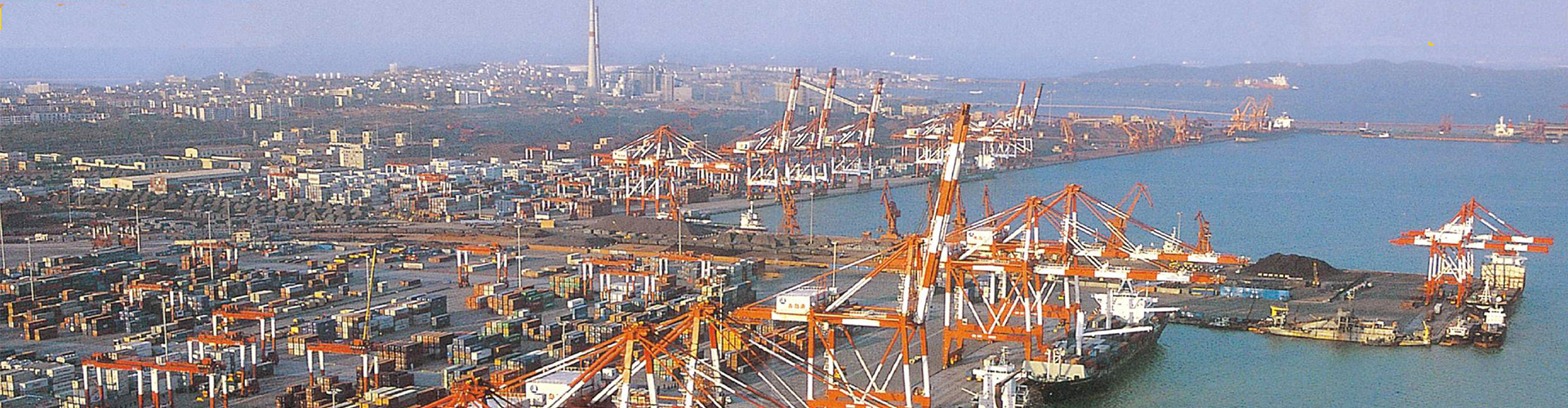 Port and container terminal